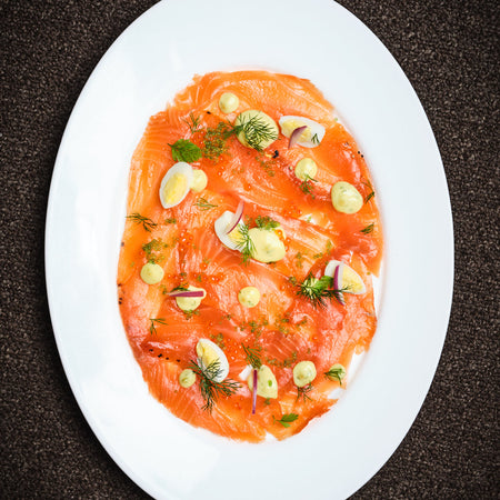 Saumon mariné maison sauce gravelax à l'aneth & oeuf de caille